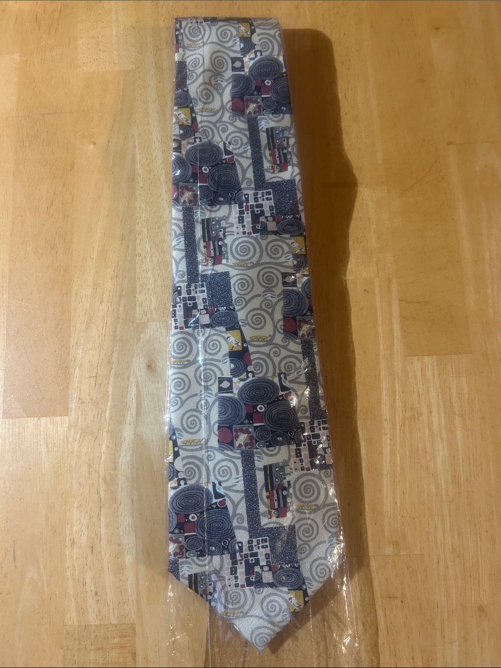 World Museum Collection Men's Abstract Geometric Tie in Light Gray and Navy